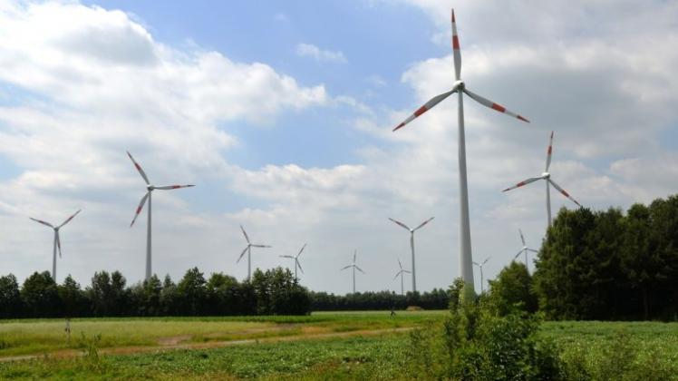 So verspargelt könnte bald die Landschaft südlich von Delmenhorst aussehen: Zwischen A 1 und B 213 sollen 21 Windkraftanlagen entstehen. Archivfoto: Manfred Fickers