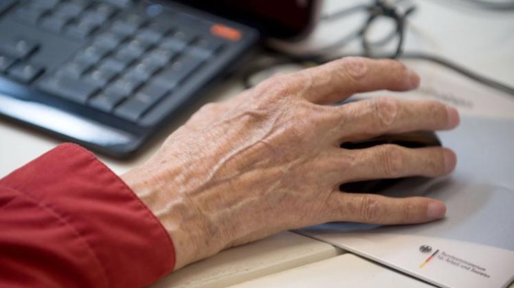 Ältere Menschen entscheiden sich immer häufiger, berufstätig zu bleiben. 