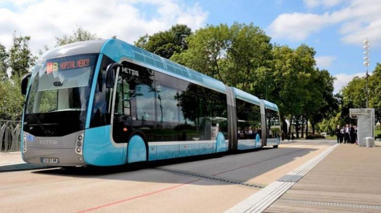 So oder ähnlich könnten die neuen Elektrobusse aussehen, die ab 2018 im Osnabrücker Stadtbusverkehr zum Einsatz kommen sollen. Unser Foto zeigt einen futuristisch anmutenden Doppelgelenkbus, wie er seit Oktober 2013 im französischen Metz fährt. 