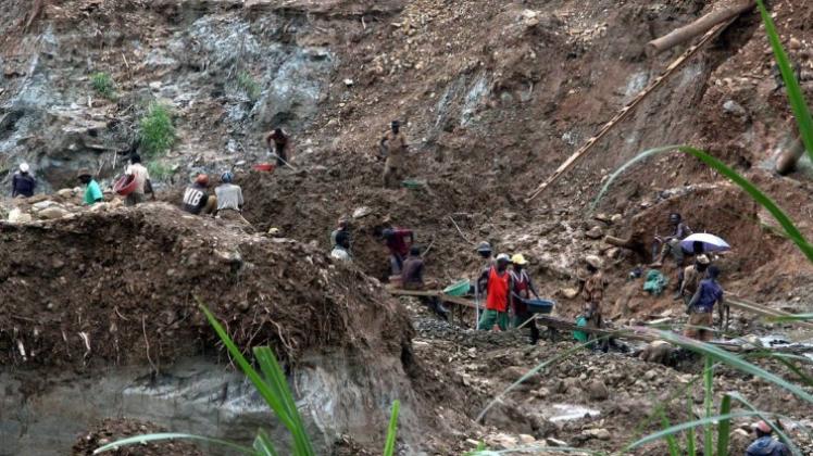 Unter unmenschlichen Bedingungen bauen Arbeiter im Kongo seltene Mineralien ab. 