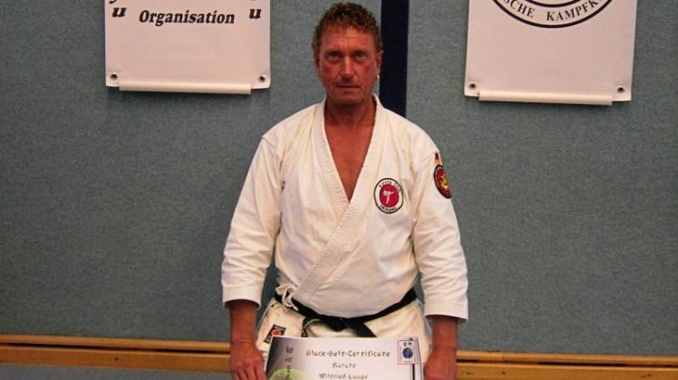 Wilfried Lange, Leiter des Karate Club Okinawa aus Bad Zwischenahn/Hude, hat im traditionellen Shotokan Karate seine Prüfung zum 5. Meistergrad (Dan) mit Erfolg abgelegt. 