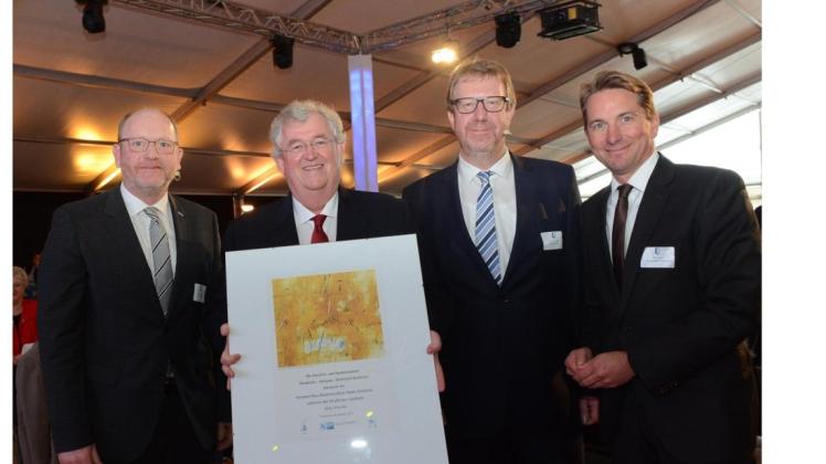 Auch die IHK gehörte zu den Gratulanten. Von links: Wolfgang Paus, Präsident Martin Schlichter, Franz-Josef Paus und IHK-Hauptgeschäftsführer Marco Graf. Foto: Thomas Pertz Auch die IHK gehörte zu den Gratulanten. Von links: Wolfgang Paus, Präsident Martin Schlichter, Franz-Josef Paus und IHK-Hauptgeschäftsführer Marco Graf. Foto: Thomas Pertz