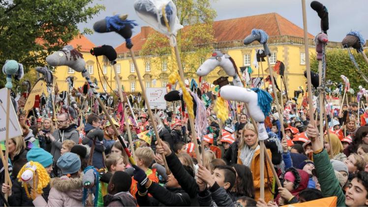 1400 Viertklässler zeigen stolz ihre Steckenpferde. Foto: Jörn Martens
