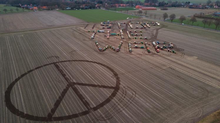 Emsländische Landwirte zeigen Solidarität mit der Ukraine Auch ein Peace-Zeichen ist neben dem Schriftzug zu sehen.