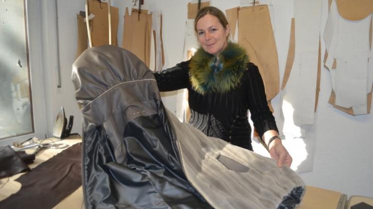 Martina Greggers zeigt eine ihrer Wendejacken in ihrer Varreler Kürschner-Werkstatt. 