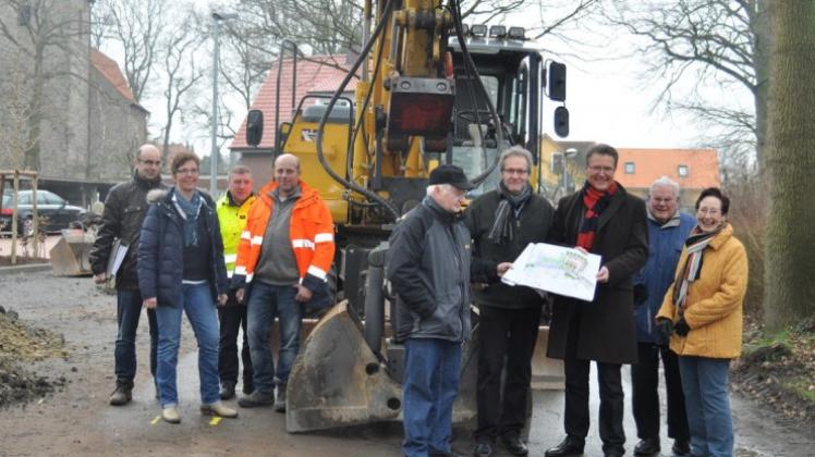 Zur Baustellenbesichtigung im Alten Dorf begrüßte Bürgermeister Ulrich Belde (Dritter vor rechts) Vertreter des Arbeitskreises Dorferneuerung, der Firma Dallmann und Anlieger des Altes Dorfes. 
