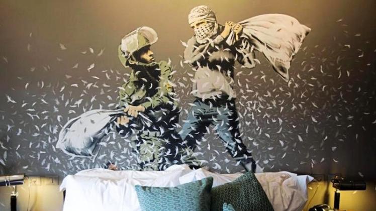 Ein Wandbild des britischen Street-Art-Künstlers Banksy in einem Hotel in Bethlehem. 