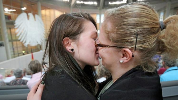 Mit Tränen in den Augen küssen sich zwei Frauen am 30. Juni 2017 im Bundestag in Berlin nach der Abstimmung zu Eheschließung für Personen gleichen Geschlechts. 