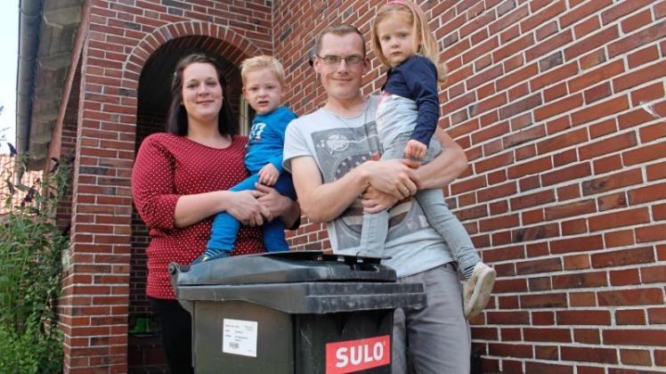 Die Mülltonne der Familie Lipka aus Papenburg quellt regelmäßig über. Die Zwillinge von Annika und Manuel Lipka, die zweieinhalbjährigen Tim und Mia, verbrauchen zusammen acht bis zehn Windeln am Tag. 