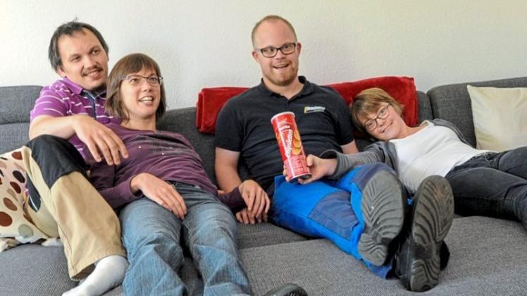 Lieblingstreffpunkt Couch: Mit Kissen und Chips machen es sich (von links) Markus Hegmanns, Verena Reichert, Falk-Frederik Strautmann und Manuela Börnhorst gemütlich. 