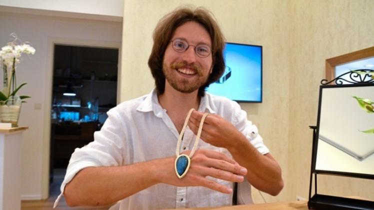 Goldschmied Nils Schraer zeigt ein Beispiel seines Könnens. 