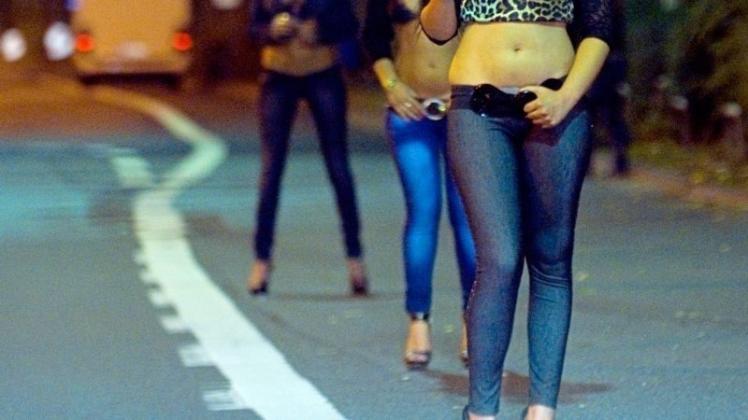 Prostituierte warten auf dem Straßenstrich auf Freier. 