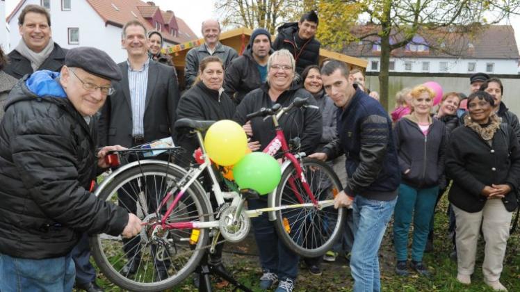 Großer Andrang bei der Neueröffnung der Fahrradwerkstatt in Düsternort. Werner Kieckbusch und Hary Brahaj (vorne von links) und viele Helfer und Unterstützer kamen zusammen. 