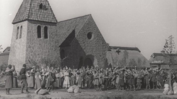 Das 1934/35 auf dem Bookholzberg gebaute Kulissendorf bot genügend Platz für Massenszenen im August-Hinrichs-Drama „De Stedinge“.Bildvorlage: DK-Archiv