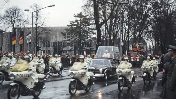 Das „Papamobil“ mit Papst Johannes Paul II. ist, von der Illoshöhe kommend, aus der Martinistraße in den Heger-Tor-Wall eingebogen. Nächste Station ist der Dom. Fotos: Joachim Dierks