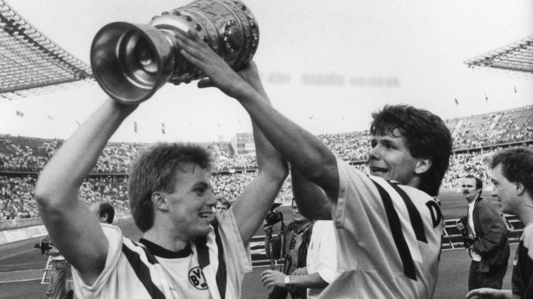 24. Juni 1989: Die Dortmunder Thomas Helmer (links) und Andreas Möller feiern den DFB-Pokal-Sieg.