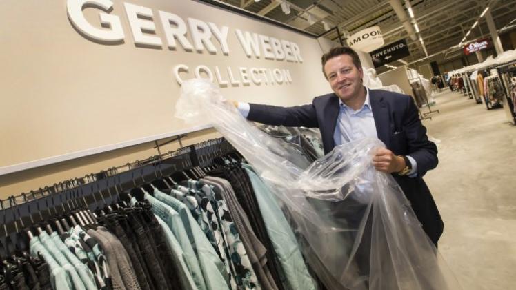 Die meisten Waren stehen schon bereit, noch dauert es aber einige Tage bis zur Eröffnung. Gerry-Weber-Geschäftsführer Ralf Weber deckt die Kleidungsstücke deshalb mit einer Plane ab. 