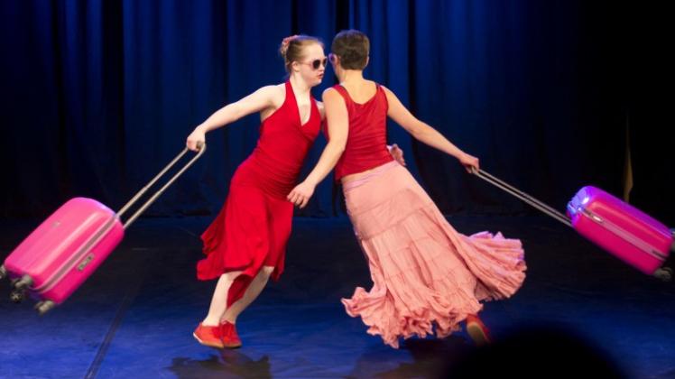 Virtuose Tanzperformance: „Rosa sieht Rot“ mit Neele Bucholz (links) und Corinna Mindt von tanzbar_bremen. 