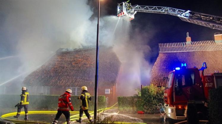 Wieder hat an diesem Wochenende ein Reetdachhaus in Altenesch vor Delmenhorst gebrannt. Die Polizei ermittelt wegen Brandstiftung. 
