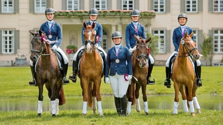 Belegte im Finale der Dressurkür der Klasse A den zweiten Platz: Das Ponyteam des RC Hude mit den Reiterinnen Jette Lakeberg mit Nadeshi, Celine Burgdorf mit Bentendro, Jantje Radel mit Ballentaims und Chiara Sophie Stöver mit Best Friend. Vorgestellt wurde das Quartett von Katja Stöver. Belegte im Finale der Dressurkür der Klasse A den zweiten Platz: Das Ponyteam des RC Hude mit den Reiterinnen Jette Lakeberg mit Nadeshi, Celine Burgdorf mit Bentendro, Jantje Radel mit Ballentaims und Chiara Sophie Stöver mit Best Friend. Vorgestellt wurde das Quartett von Katja Stöver.