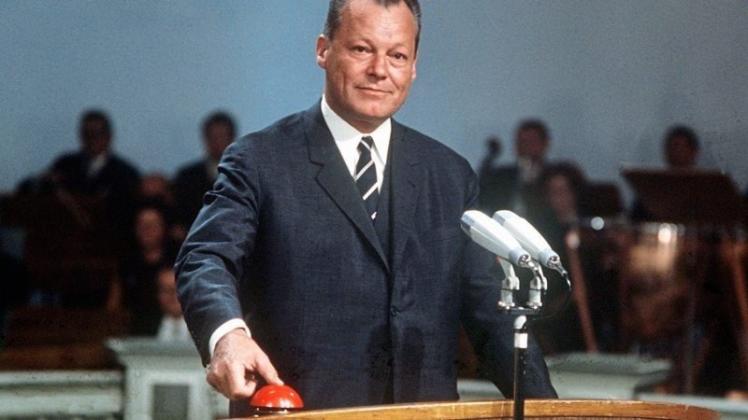 Eine billige Attrappe war der rote Knopf, auf den der damalige deutsche Vizekanzler Willy Brandt auf der 25. Deutschen Funkausstellung in Berlin drückte und damit symbolisch das Farbfernsehen in Deutschland startete. 
