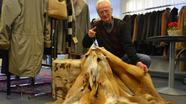 Kürschnermeister Hermann Hidalgo (79) will weiter an Rotfuchs-Pelzen und anderen Rauchwaren arbeiten, aber den Verkauf mit Lagerhaltung ausklingen lassen. 
