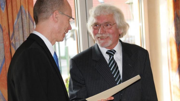 Die hohe Auszeichnung wurde Peter Gausmann durch Landrat Michael Lübbersmann überreicht. Fotos: Karin Kemper