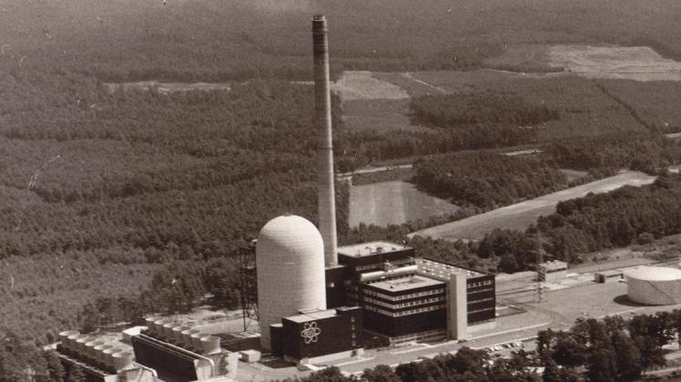 Das Kernkraftwerk Lingen, das Bild zeigt es Ende der 1960er-Jahre, befindet sich im Rückbau. Sollte seine Reaktorkuppel oder die des Kernkraftwerkes Emsland als Industriedenkmal erhalten bleiben? Foto: Stadtarchiv Lingen