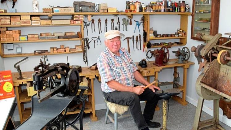 Eine komplett eingerichtete alte Schusterwerkstatt ist der ganze Stolz von Walter Hansen. 