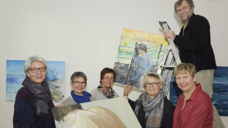 Der Kunstkreis GMHütte stellt ab Sonntag in der Villa Stahmer aus: (von links) Erika Barth, Karin Rappen-Pitz, Gerlinde Sliwczuk, Marianne Hüsing, Volker Rupprecht und Angelika Litzkendorf. 