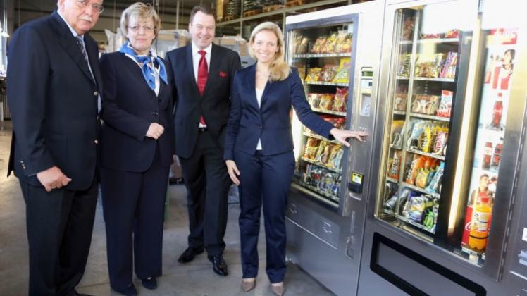 Die Geile Warenautomaten GmbH war das erste Ziel von Margarete Müller, Präsidentin der Hauptverwaltung der Bundesbank in NRW (2. von links), wo sie mit Geschäftsführer Wolfgang Geile (links) und dessen Sohn Michael sowie Tochter Christine über Bargeld-Probleme sprach. 
