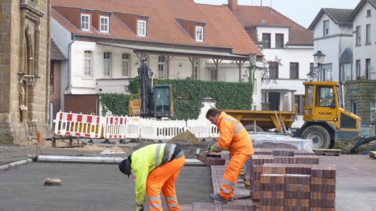 Bauarbeiten auf dem Kirchplatz. Die Neugestaltung wird bis zum Maimarkt nicht abgeschlossen sein. Archivfoto: Frank Klausmeyer