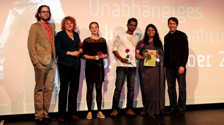 Begeisterter Förderer: Gerrit Sievert (links) bei der Verleihung des Friedensfilmpreises der Stadt Osnabrück im Jahr 2013 mit Julia Oelkers, Jana Klinge, der Gewinnerin Rajathi Samsudeen und  Justus Peter. 