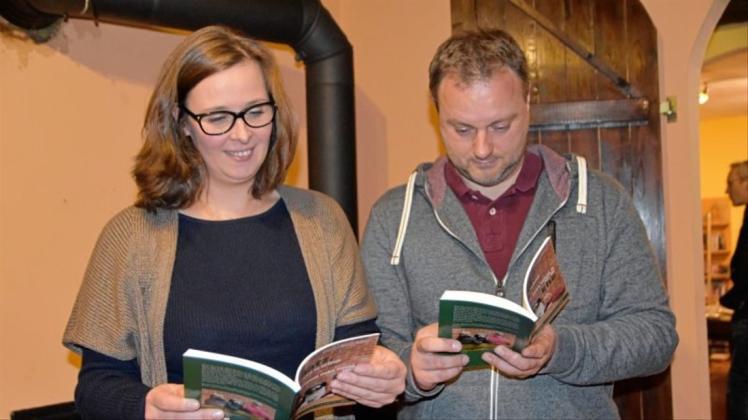 Martina und Timo Brünjes präsentieren ihr erstes Buch „Schatz ik will nich in Urlaub or Worum Deko slecht is för de Ehe“. 