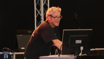 Fast jedes Wochenende ist Rolf Brell mit seiner Mobildisco unterwegs. Manchmal fragen Kunden Termine zwei Jahre im Voraus nach. Foto: Norbert von der Heide