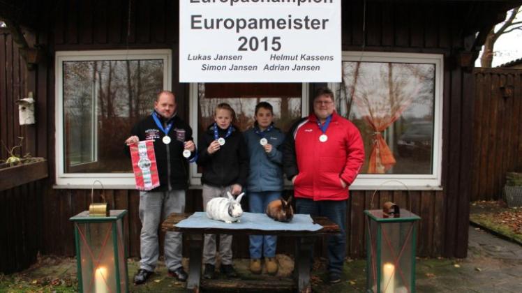 Die Züchter (von links) Lukas Jansen, Simon Jansen, Adrian Jansen und Helmut Kassens präsentieren stolz ihre Ehrungen und zwei der prämierten Tiere. 