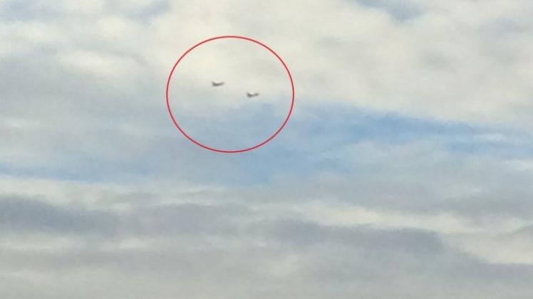 Jan Genssler hat dieses Foto am Dienstag kurz nach dem Knall gemacht. Es zeigt zwei Flugzeuge (innerhalb des roten Kreises), die über Georgsmarienhütte fliegen. 