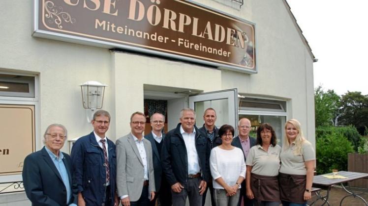 Der Vorstand des Vereins begrüßte die Ehrengäste zur offiziellen Eröffnung des neuen Dorfladens. Pfarrer Andreas Pohlmann segnete den neuen Markt. 