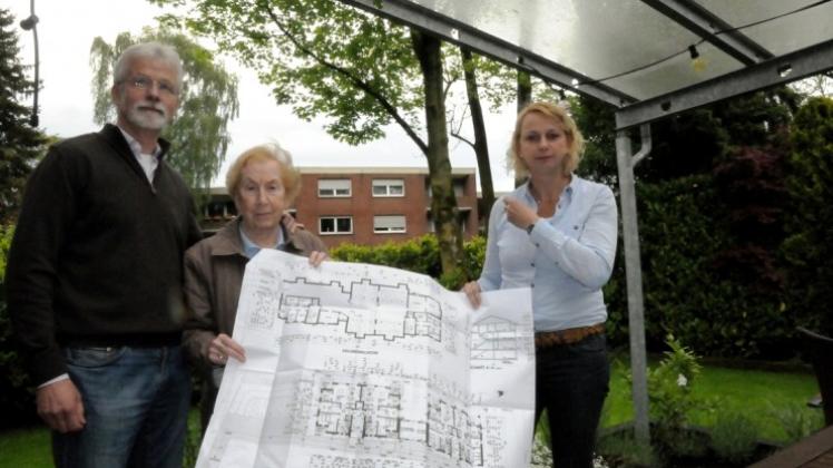 Kritik am Bauvorhaben in der Lingener Innenstadt äußern Jochen und Ursula Brackmann sowie Claudia Becker (von links).