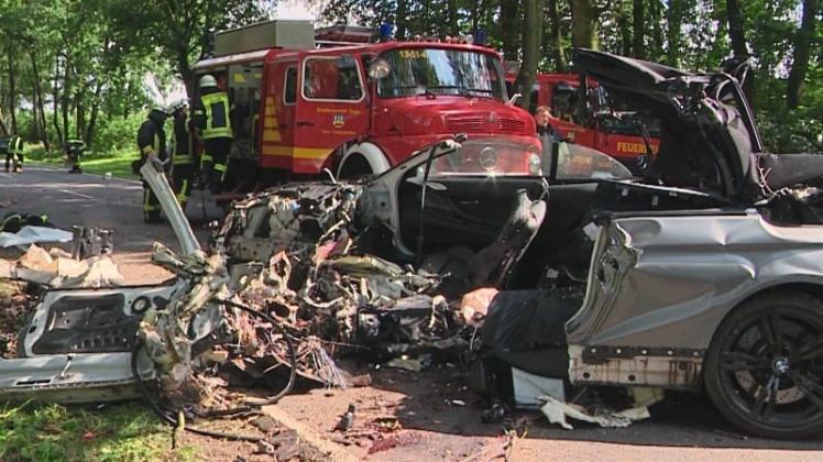Ein BMW-Cabrio ist bei dem Unfall am Samstagmittag auf der Garreler Straße im Großenkneter Ortsteil Bissel regelrecht zerrissen worden. 