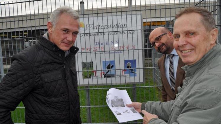 Messstation nun mit Hinweistafel: Geografielehrer Peter Gahm (rechts) erläuterte Bersenbrücks Bürgermeister Christian Klütsch (links) im Beisein von Schulleiter Falk Kuntze die Funktionsweise. 