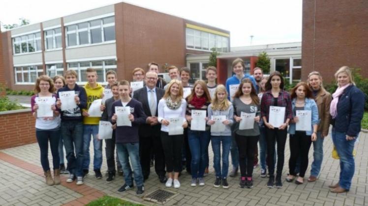 Mit Zertifikaten für ein Bewerbungstraining wurden jetzt Schüler in Wallenhorst ausgestattet. 