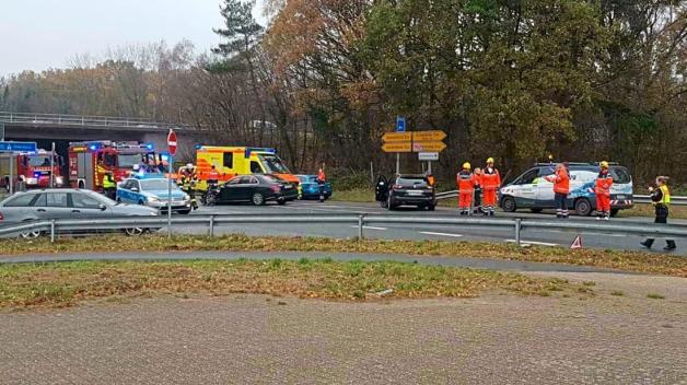 Zahlreich Rettungskräfte sind auf der Almsloher Straße in Ganderkesee im Einsatz, die Straße ist gesperrt. hat sich am Donnerstagmittag gegen 12.35 Uhr ein schwerer Verkehrsunfall ereignet. 