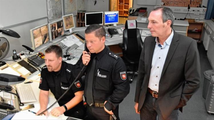 Polizeichef Jörn Stilke (rechts) warnt vor den Folgen, wenn Mittel und Stellen in der Integrationsarbeit gestrichen werden. Archivfoto: Thomas Breuer
