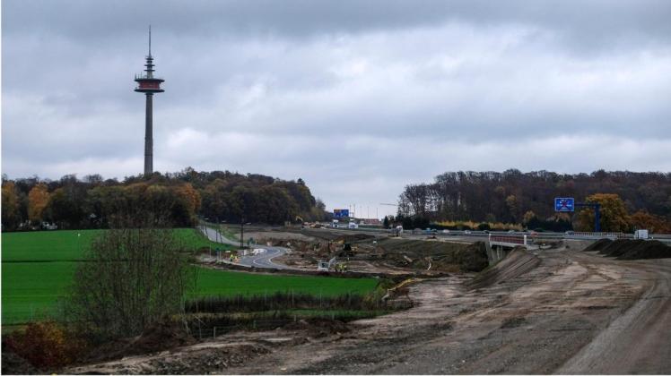 Großer Durchbruch: Die Schneise durch den Schinkelberg ist für den Ausbau der A33 deutlich verbreitert worden. Foto: Thomas Osterfeld