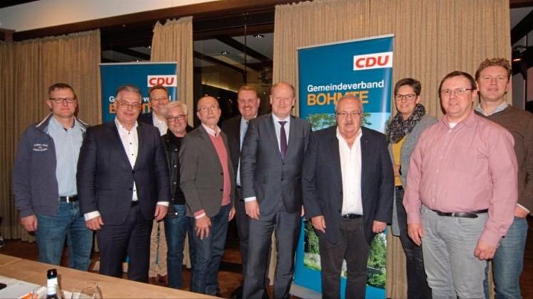 Der Vorstand des CDU-Gemeindeverbandes Bohmte mit dem Landtagsabgeordneten Clemens Lammerskitten (Zweiter von links) und Minister Reinhold Hilbers (Siebter von links). 