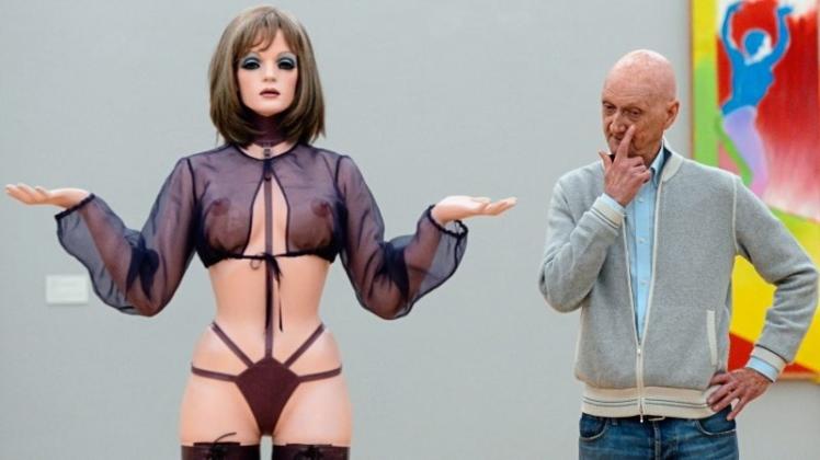 Was habe ich da bloß gemacht? Mit fragender Miene steht der britische Pop-Art-Künstler Allen Jones steht 2013 in den Kunstsammlungen Chemnitz (Sachsen) neben der Skulptur „Hat Stand“ (1969). 