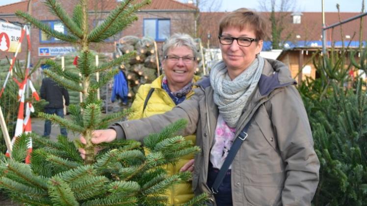 Christa Schulze (l.) und Iris Oetken haben ihren Weihnachtsbaum zügig ausgesucht. 
