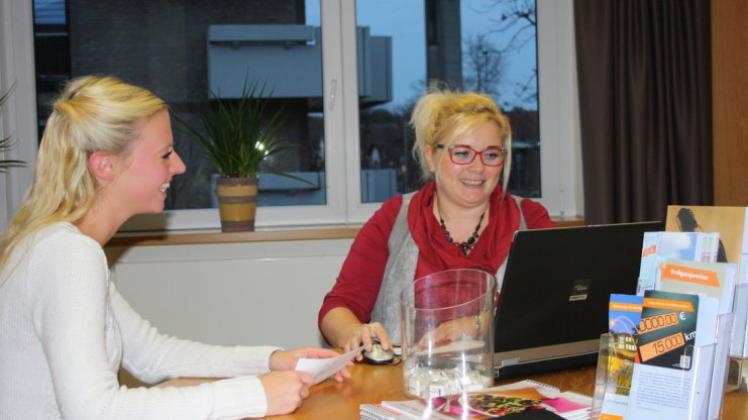 Jessica Bernard (rechts), Kundenberaterin der Stadtwerke Lingen, informiert jeden Donnerstag im Lohner Rathaus. 