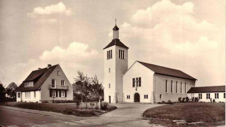 Die Martinskirche im heutigen Stadtteil Hellern in den frühen Jahren. Links frei stehend das Pfarrhaus, rechts angebaut der Gemeindesaal. 